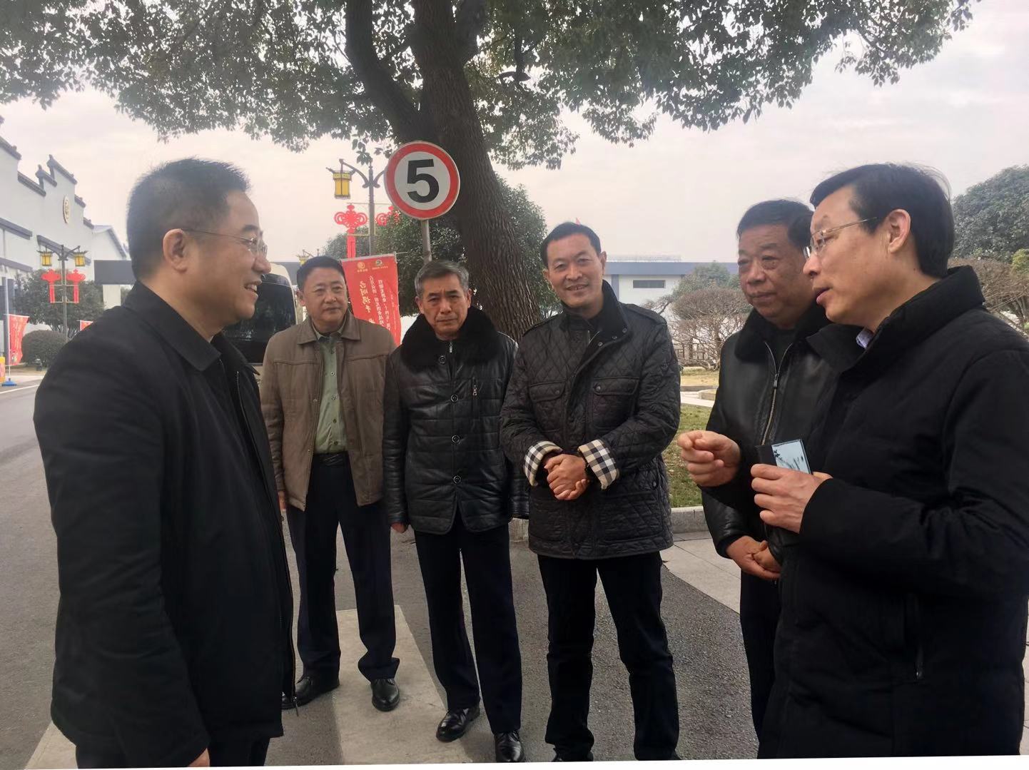 新春送祝福 關懷暖人心 —明光市委書記王玨大年三十慰問明光酒業員工