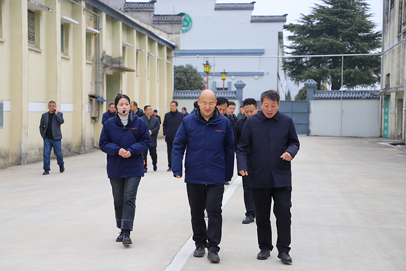 賀蘭縣考察團考察明光酒業(yè)
